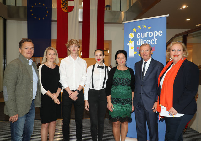 v.l. Abgeordneter Georg Mayer, Abgeordnete Evelyn Regner, die Schüler Stefan Ferge und Sarah Baumann (Beide BG St. Johann – Gewinnerschule), Grittlind Kettl, LH Wilfried Haslauer und Abgeordnete Claudia Schmidt. | Foto: Franz Neumayr