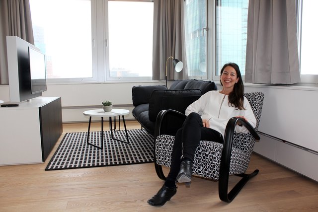 Kristin Oberweger, Direktorin der PhilsPlace Management GmbH fühlt sich sichtlich wohl in einem der großen Eck-Appartements