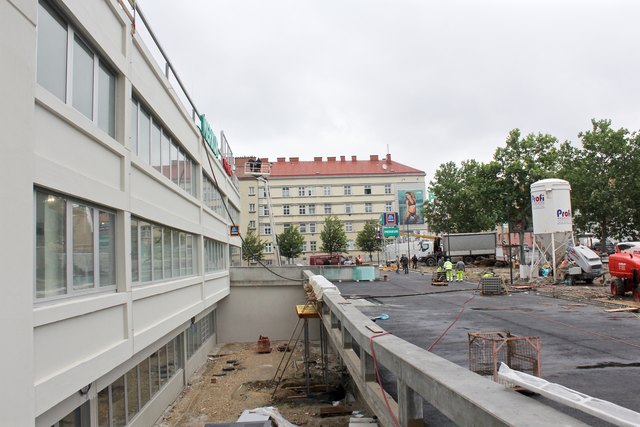 Die Arbeiten für die Hofer und Merkur Märkte im Erdgeschoß sind schon im Finale, eröffnet wird am 12. Juli 2018