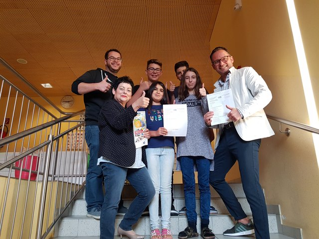 Direktorin Margit Preinreich (Bild 2.v.l.) freut sich mit Schülern der Sportmittelschule Ybbs über das neue Pilot-Projekt. | Foto: privat