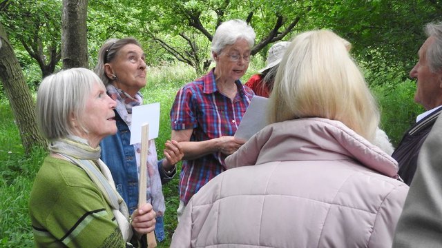 Christl Chlebecek (Mitte) führte die Gruppe kompetent über das prämierte Grundstück | Foto: Chlebecek