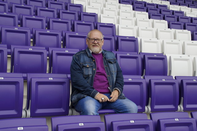 Manfred Brunner von der bz-Wiener Bezirkszeitung beim ersten "Probesitzen" auf der Tribüne.