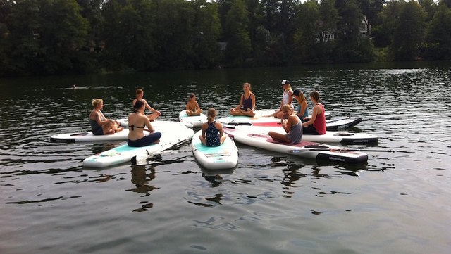 SUP Yoga Klasse am See