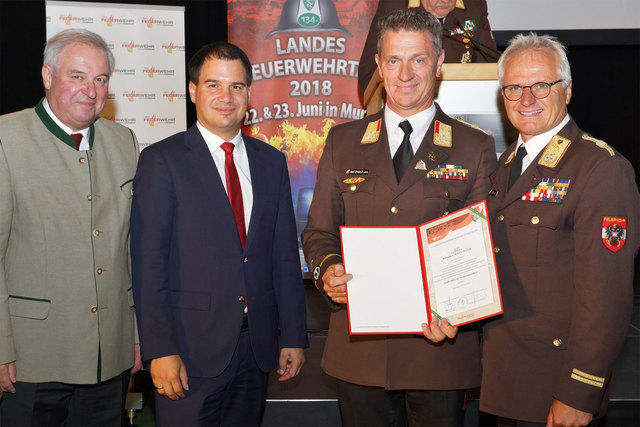 Johannes Matzhold (2.v.r.) mit LH Hermann Schützenhöfer (l.), LH-Stellvertreter Michael Schickhofer (2.v.l.) und Feuerwehrpräsident Albert Kern (r.). | Foto: Franz Fink