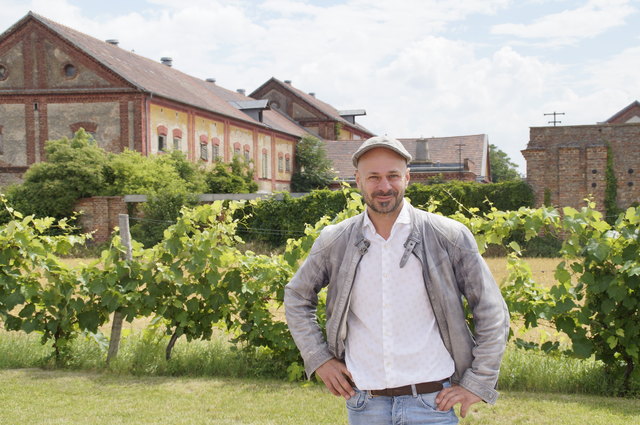 Vor dem Hascha-Hof: Andreas Gugumuck plant für den "Zukunftshof Favoriten".