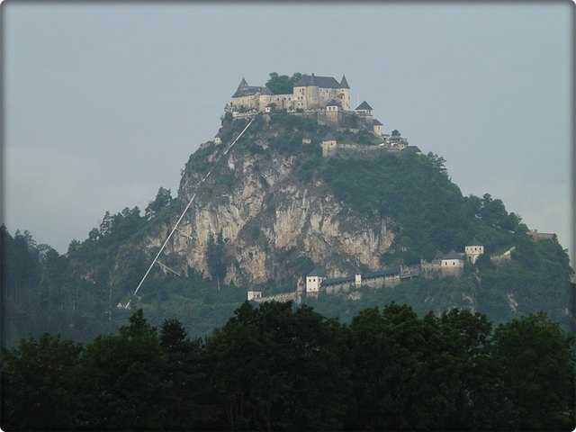 Die Burg Hochosterwitz liegt im Gebiet der heutigen Gemeinde St. Georgen am Längsee östlich von St. Veit an der Glan und ist ein Wahrzeichen des österreichischen Bundeslandes Kärnten.