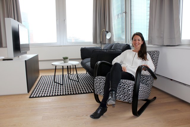 Kristin Oberweger, Direktorin der PhilsPlace Management GmbH fühlt sich sichtlich wohl in einem der großen Eck-Appartements