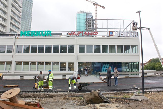 Die Arbeiten für die Hofer und Merkur Märkte im Erdgeschoß sind schon im Finale, eröffnet wird am 12. Juli 2018