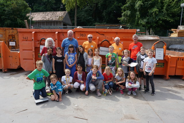 : Klasse 3b der Volksschule Gaweinstal mit VL Auguste Thometich, Bgm. Richard Schober, Johann Simonovsky, Karl Stöger und Walter Schumi. | Foto: Marktgemeinde Gaweinstal