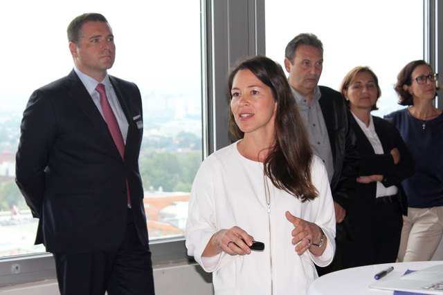 Kristin Oberweger, Direktorin der PhilsPlace Management GmbH präsentiert das revolutionäre Konzept von PhilsPlace