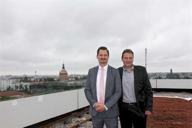 Eine besondere Perspektive: Hier oben liegt ganz Favoriten zu Füßen von Bezirksvorsteher Marcus Franz (SPÖ) und Bezirksvize Michael Mrkvicka (r, FPÖ).