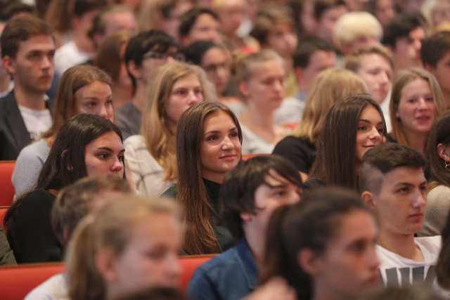 Europe Direct Diskussionsveranstaltung. Schülerinnen Lara Brucker-Gufler (Mitte) und Ivana Jelic (re.) – Gewinnerinnen des Trickfilmbewerbs. | Foto: Franz Neumayr