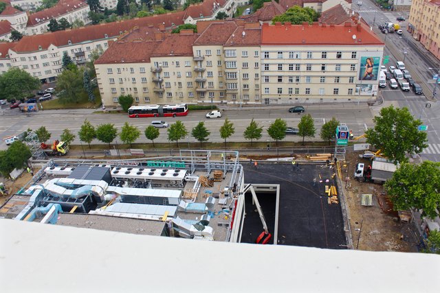 Die Baustelle von oben: Die Arbeiten für die Hofer und Merkur Märkte sind schon im Finale, eröffnet wird am 12. Juli 2018