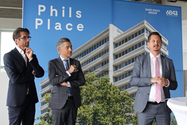 Norbert Winkelmayer (CEO Sans Souci Group), Peter Ulm (CEO 6B47) mit Bezirksvorstehr Marcus Fritz bei dessen Ansprache (v.li.n.re.)