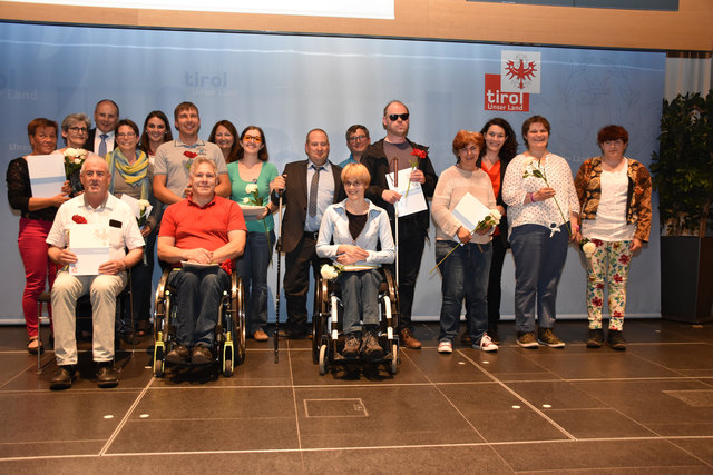 LHStvin Ingrid Felipe mit den Haupt- und Ersatzmitgliedern der NutzerInnenvertretung.