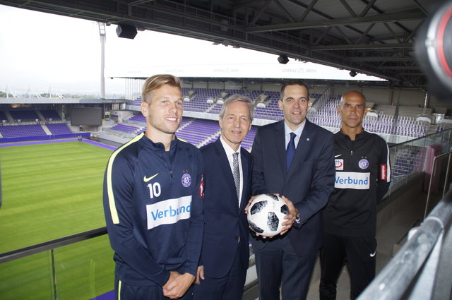 Austria-Kapitän Alexander Grünwald, Verbund-Vorstandsvorsitzender Johann Sereinig, Austria-Vorstand Markus Kraetschmar und Trainer Thomas Letsch (v.l.) in der neuen Generali-Arena.