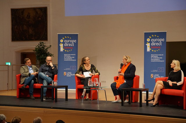 Die Europa-Abgeordneten – Claudia Schmidt (ÖVP/EVP), Evelyn Regner (SPÖ/S&D), Michel Reimon (GRÜNE) und Georg Mayer (FPÖ/ENF) mit Moderatorin Katharina Garzuly.