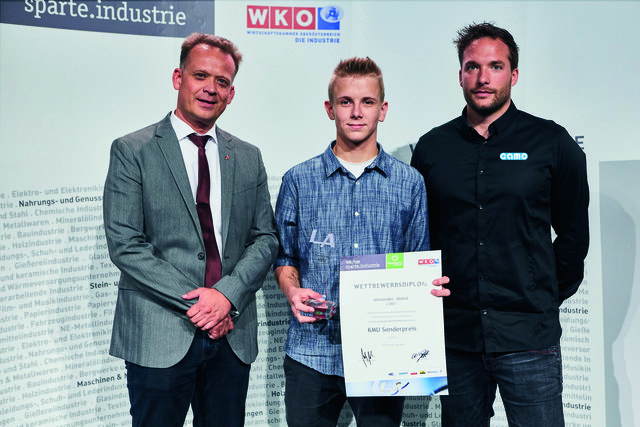 Geschäftsführer Reinhard Eidler, Award-Gewinner Alexander H. und Ausbildungsleiter Andreas Hochreiter (v.l.).