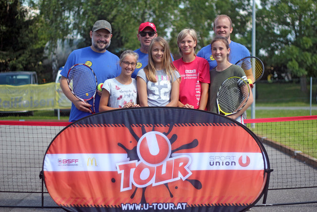 Lara, Maja, Anja und Selina spielten Tennis mit Jürgen, Günter und Michael vom Tennisclub Jennersdorf.