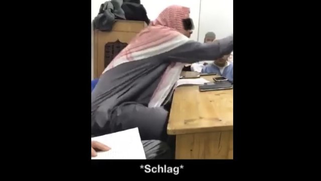 Sowohl der Untertitel, als auch ein lautes Klatschen, sollen suggerieren, dass der Imam ein Kind im Koranunterricht schlägt. Zu sehen ist die eigentliche Tat jedoch nicht.