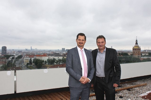 Eine besondere Perspektive: Hier oben liegt ganz Favoriten zu Füßen von Bezirksvorsteher Marcus Franz (SPÖ) und Bezirksvize Michael Mrkvicka (r, FPÖ).