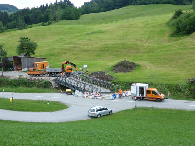 Verkehrsaufrechterhaltung an der Grenzbrücke über den Pechgraben unter Aufstellung einer Behelfsbrücke. | Foto: Land OÖ