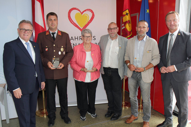 Aus Oberwart wurden Hilde Hutter (SPÖ Pensionisten Ortsgruppe), HBI Rainer Seper (Stadtfeuerwehr Oberwart) und Peter Hammerl (UTC Oberwart) geehrt. | Foto: Landesmedienservice/Wolfgang Sziderics