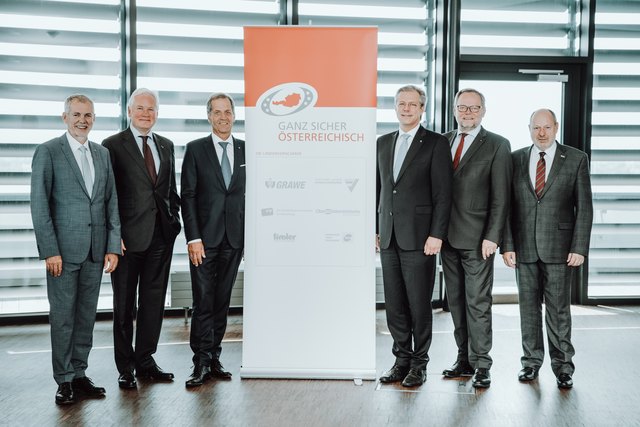 Erfolgreiche Bilanz der Länderversicherer: Vorstandsdirektor Robert Sturn (Vorarlberger Landes-Versicherung V.a.G.),  Generaldirektor Hubert Schultes (Niederösterreichische Versicherung AG), Vorstandsdirektor Gerhard Schöffmann (Kärntner Landesversicherung), Generaldirektor Klaus Scheitegel (Grazer Wechselseitige Versicherung AG), Generaldirektor Josef Stockinger (Oberösterreichische Versicherung AG), Vorstandsvorsitzender Walter Schieferer (Tiroler Versicherung V.a.G.) | Foto: Ralph König/GRAWE