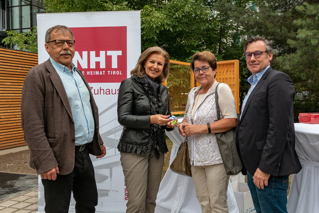 Freuen sich über den Abschluss des NHT-Vorzeigeprojekts im Saggen: Mieterin Helga Edenhauser mit NHT-GF Markus Pollo (r.), LR Patrizia Zoller-Frischauf und GR Gerhard Fritz (l.).