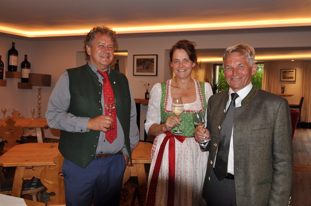 Bgm. Günter Walch (re) gratulierte Norbert und Martina Obwegeser zum Jubiläum. | Foto: Adi Kerber