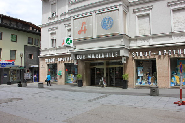 Vorplatz der Stadtapotheke  mit Parkstreifen
