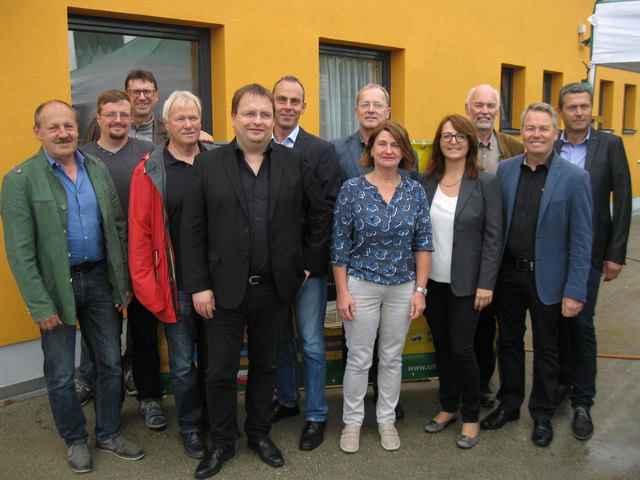 Erich Priewasser (2.v.r.), Vorsitzender des BAV Braunau, konnte beim Rundgang zahlreiche Ehrengäste aus Politik und Wirtschaft begrüßen.