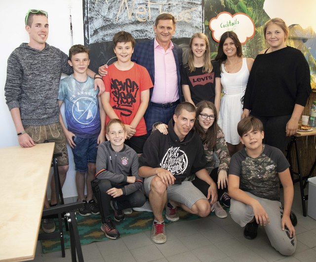 Bürgermeister Kurt Wallner (hinten Mitte) wünscht
Jugendbetreuer Sebastian Ginter (links stehend) und Jugendkoordinatorin Tanja Streibl (2.v.r. stehend) sowie den Jugendlichen viel Spaß im neuen
Nethouse.