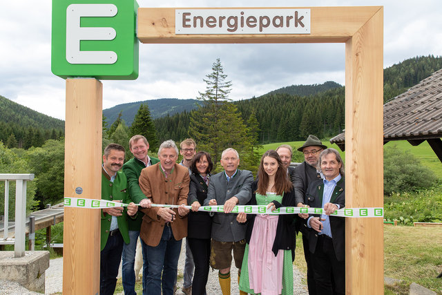 Die Grundstückseigentümer zusammen mit Christian Purrer, Erwin Gruber, Peter Raith, Alexander Lehofer, und Thomas Derler eröffnen den Energiepark.