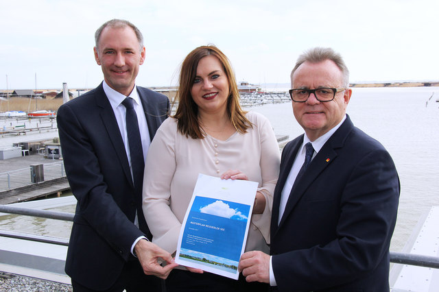 Peter Zinggl, Leiter Hauptreferat Landesplanung, Landesrätin Astrid Eisenkopf und Landeshauptmann Hans Niessl bei der Präsentation der Details zur Erstellung des „Masterplan Neusiedler See“ im April in Rust. | Foto: LMS