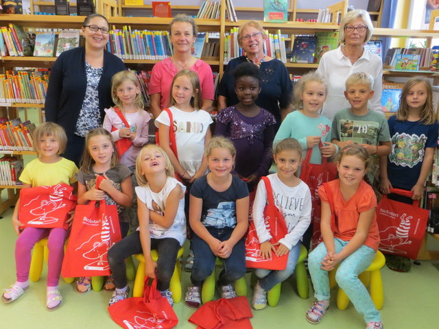 Hermine Hofinger und ihre Klasse mit Anneliese, Marianne und Sarah von der Öffentlichen Bibliothek.