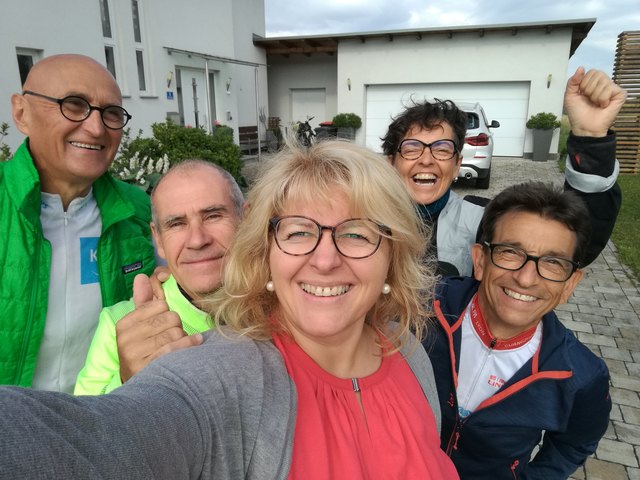 St. Willibald Vizebürgermeisterin Birgit Peham-Riedelsberger (Mitte) machte mit ihren französischen Gästen ein Selfie.