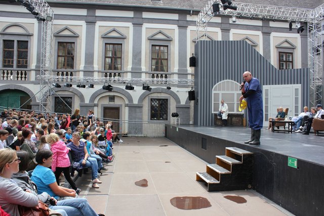 Schüler der Volksschule und Neuen Mittelschule besuchen eine Theaterprobe der Schlossspiele. | Foto: Werner Endtmayr