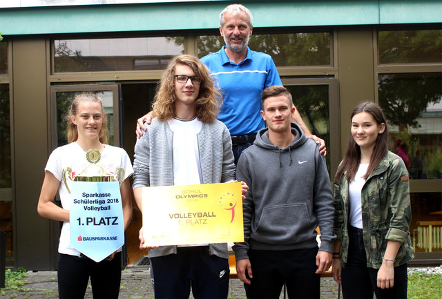 Vertreter der erfolgreichen Volleyballteams auf Bundesebene, sowie die Sportler des Jahres Kandlhofer (2. v. re.) und Felber (re.) (mit Wolfram Dörfler).