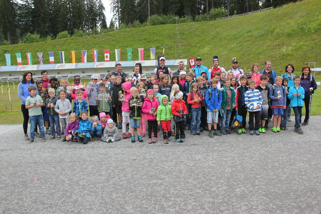 Gruppenbild mit den Biathlonstars von heute und den potentiellen NachfolgerInnen