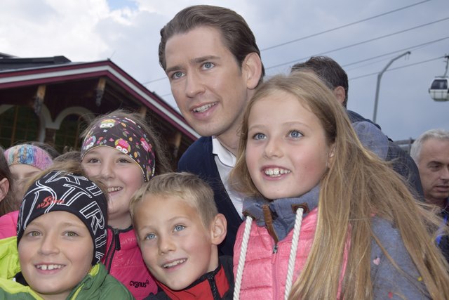Bundeskanzler Kurz nahm sich auch Zeit für die jüngsten Besucher.