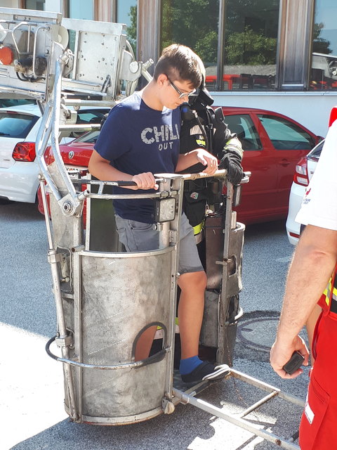Bergung eines Schülers mit der Drehleiter