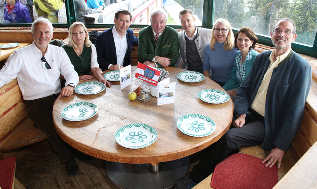 Die Politiker genossen das Ambiente in der Schafalm. | Foto: Kaufmann/ÖVP