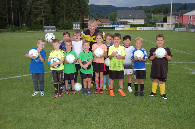Kinder am Ball! Obmann Arno Kurz mit Nachwuchsspielern beim Sichtungstraining auf der Fußballanlage des SV Oberglan, in Summe sind es sogar über 30 Kinder | Foto: WOCHE