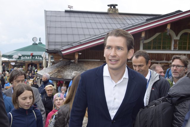 Nette Verfolgungsjagd: Die Besucher des Festaktes versuchten ein "Selfie" mit Bundeskanzler Kurz zu ergattern.