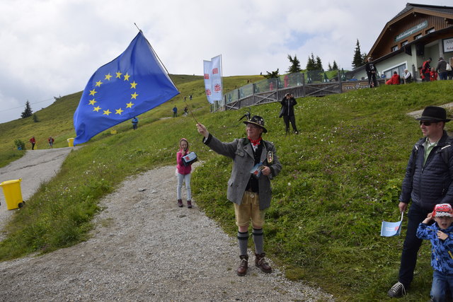 Die Schladminger schwingen die EU-Fahne.