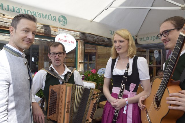 Minister des Bundeskanzleramtes Gernot Blümel fand Gefallen an der Hausmusik.