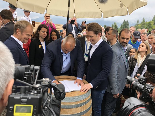Donald Tusk, Bojko Borissow und Sebastian Kurz tragen sich in das Gipfelbuch ein.