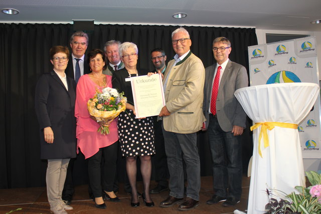 LAbg. Elisabeth Kölblinger, Bgm. Gerhard Gründl, Landesrätin Birgit Gerstorfer, Klaus Gerzer (Obmann Naturpark), Dir. Brigitte Palfinger mit Wolfgang Mair (Präsident der öst. Naturparke), Clemens Schnaitl und PSI Fanz Spiesberger bei der Verleihung des Prädikats „Naturparkschule“.