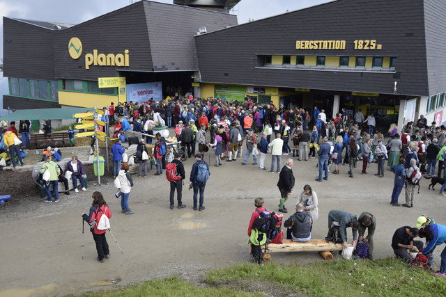 Viele Besucher nutzen nach den letzten Regentagen die Gelegenheit für ein Gipfelpicknick.